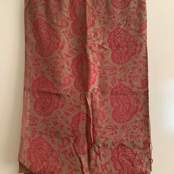 ✨Host Pick✨ NWOT Dark Red Shawl with Beautiful Patterns - Picture 3 of 3